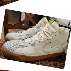 Nike Men White Hightop Tennis